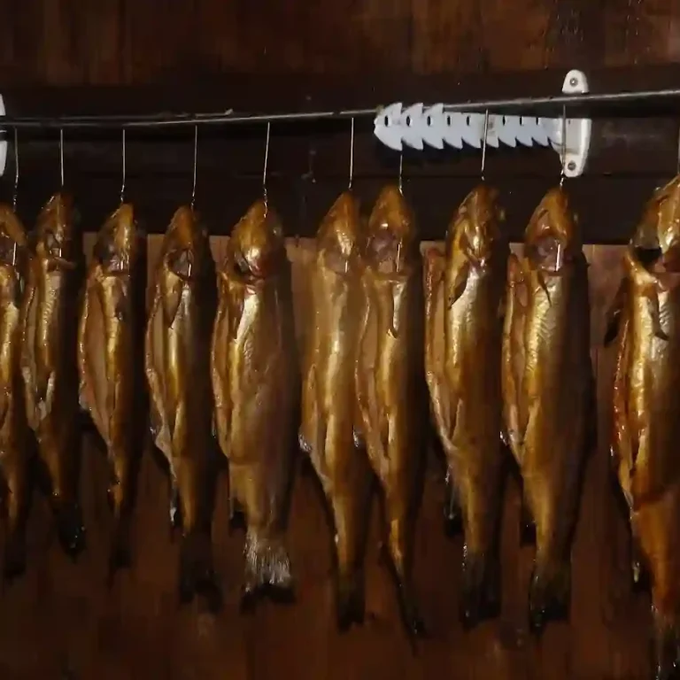 Räucherhaken aus Edelstahl mit Fisch im Räucherofen