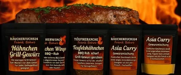 BBQ Gewürze und Grillgewürze von Räucherfuchs24 – Hähnchen-Gewürz, Chicken Wings, Teufelshähnchen und Asia Curry vor Grillfeuer“
