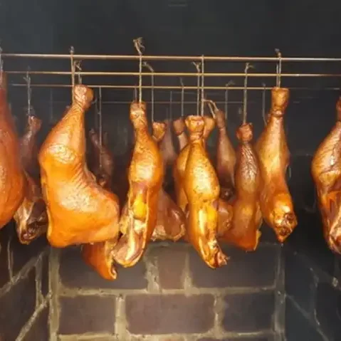 Räuchermehl und Räucherspäne im Einsatz beim Heißräuchern im Räucherofen